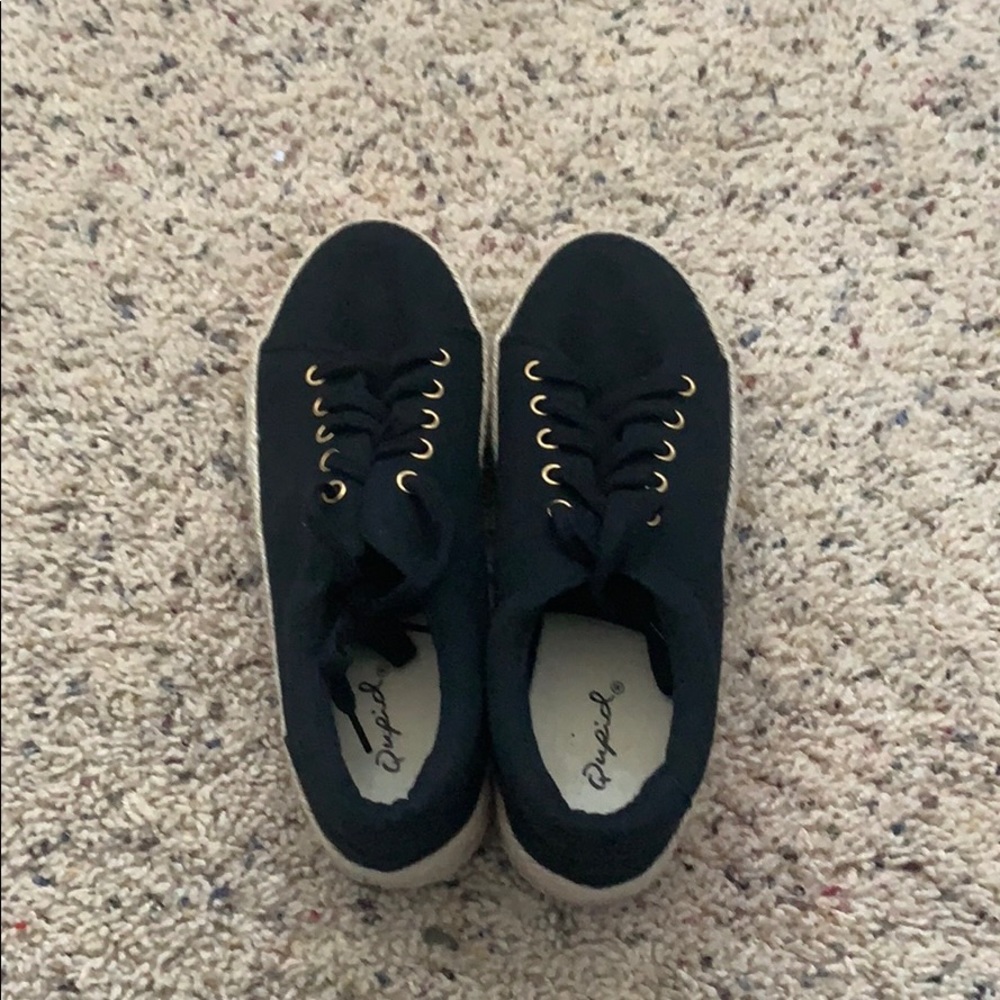 Laced black sneakers with twill detail